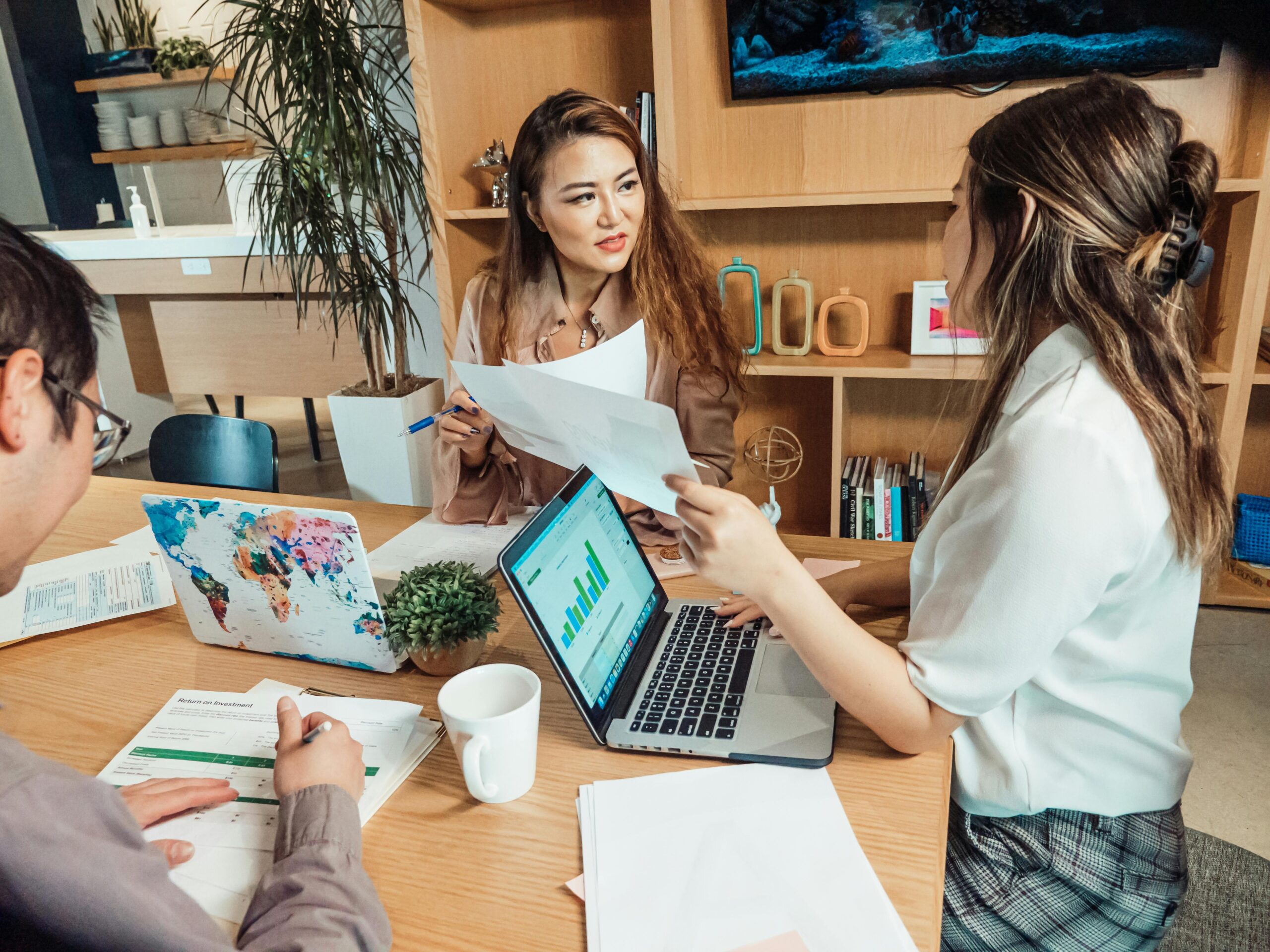 Discussion team member during working time